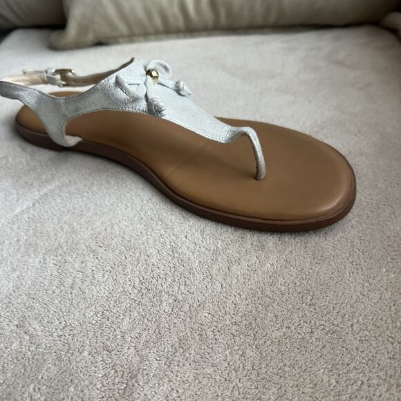 Cole Haan Findra Metallic Silver Vegan Leather Thong Flat Sandals Women 9 B Bow - Picture 3 of 13